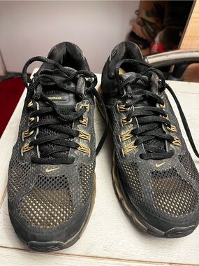 Nike youth size 7 Black and Gold Air Max Athletic Sneakers